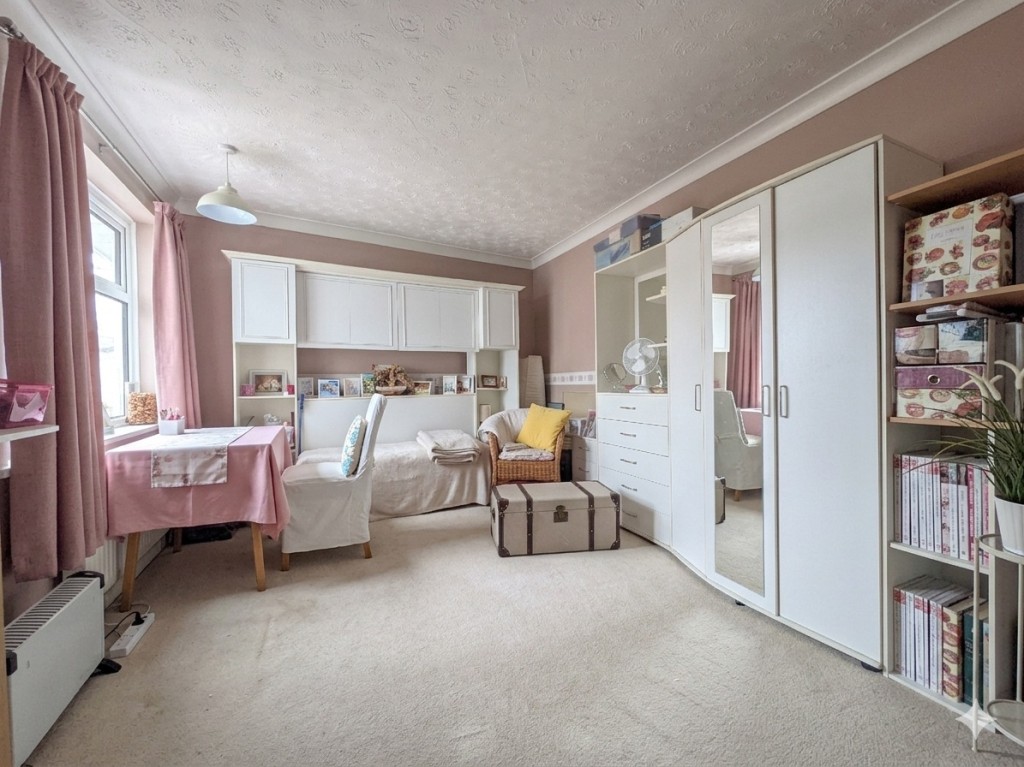 Lot: 117 - FLAT FOR IMPROVEMENT - Bedroom with fitted wardrobes